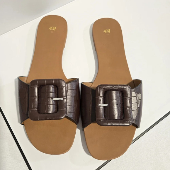 H&M Brown Croc-Embossed Slide Sandals with Buckle - Picture 2 of 11